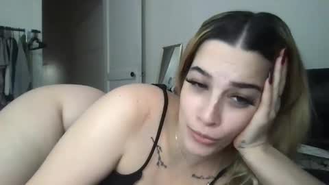 Snapshot of mnmoji4717 chatting on December 19, 2024, 7:40 pm Mia Moji online show from December 19, 2024, 7:40 pm