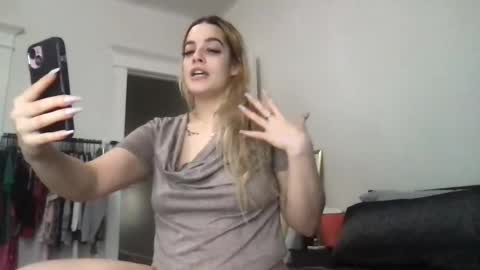 Snapshot of mnmoji4717 chatting on December 20, 2024, 6:35 pm Mia Moji online show from December 20, 2024, 6:35 pm