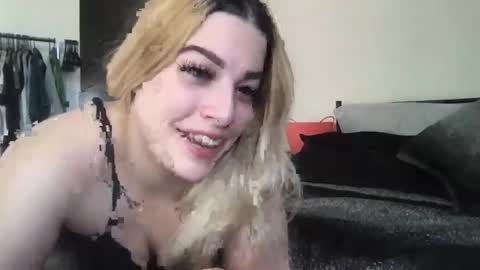 Snapshot of mnmoji4717 chatting on December 30, 2024, 2:40 pm Mia Moji online show from December 30, 2024, 2:40 pm