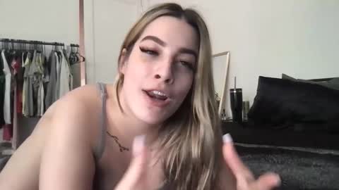 Snapshot of mnmoji4717 chatting on March 10, 2025, 9:18 pm Mia Moji online show from March 10, 2025, 9:18 pm