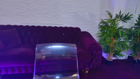 Julia online show from February 4, 2026, 8:25 pm