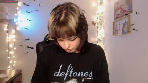 Snapshot of neurotic_witch chatting on November 7, 2025, 8:47 am Mar online show from November 7, 2025, 8:47 am