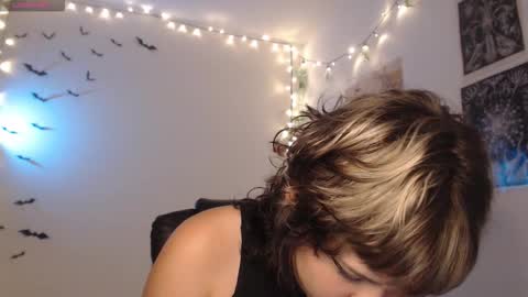 Snapshot of neurotic_witch chatting on November 8, 2025, 5:18 am Mar online show from November 8, 2025, 5:18 am