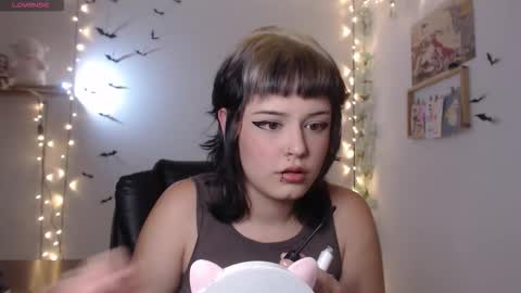 Snapshot of neurotic_witch chatting on November 20, 2025, 3:18 am Mar online show from November 20, 2025, 3:18 am