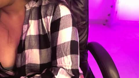 Snapshot of nightqueen107446 chatting on October 24, 2025, 3:25 am nightqueen107446 online show from October 24, 2025, 3:25 am