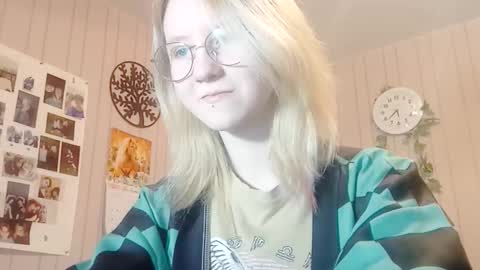 Snapshot of novellahartig chatting on February 7, 2026, 2:32 pm Sari It is my first day online show from February 7, 2026, 2:32 pm