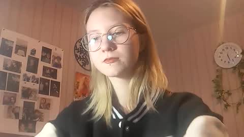 Snapshot of novellahartig chatting on February 9, 2026, 2:21 pm Sari It is my first day online show from February 9, 2026, 2:21 pm