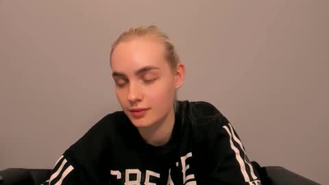 oliviaBeauty online show from February 25, 2026, 7:01 pm