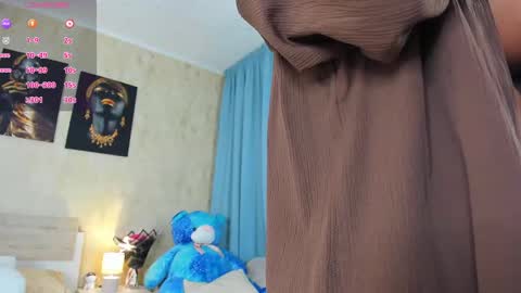 Snapshot of paris_x_hilton chatting on February 7, 2025, 5:10 am Paris online show from February 7, 2025, 5:10 am