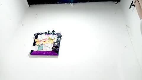 Snapshot of petiteivoryqueen chatting on December 17, 2025, 2:50 am danna online show from December 17, 2025, 2:50 am