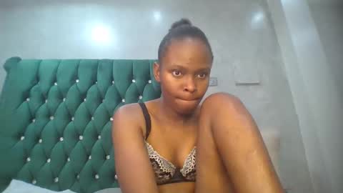 Snapshot of phoebe015 chatting on February 15, 2026, 7:21 pm phoebe online show from February 15, 2026, 7:21 pm