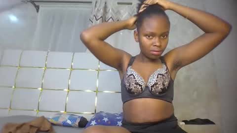 Snapshot of phoebe015 chatting on February 22, 2026, 7:01 pm phoebe online show from February 22, 2026, 7:01 pm