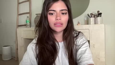 Snapshot of poutyselena chatting on February 5, 2026, 3:44 am Selena online show from February 5, 2026, 3:44 am