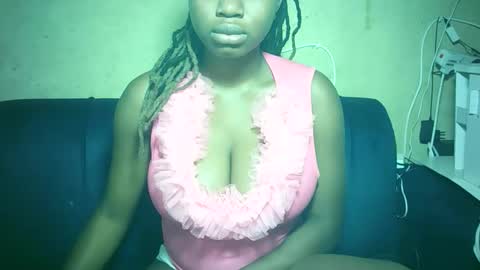 pretty_milan online show from December 19, 2025, 9:05 am