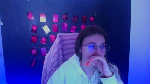 Snapshot of queen_amelie chatting on February 25, 2026, 12:37 pm Amelie online show from February 25, 2026, 12:37 pm