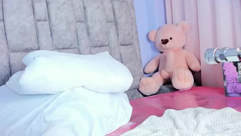 Snapshot of queen_yully chatting on February 27, 2026, 7:25 pm queen_yully online show from February 27, 2026, 7:25 pm