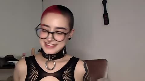 Snapshot of ravendarkness_ chatting on February 20, 2025, 12:08 am ravendarkness_ online show from February 20, 2025, 12:08 am