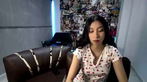 Snapshot of roseandviktor23 chatting on October 21, 2025, 1:39 am Rose Sins and Don Viktor online show from October 21, 2025, 1:39 am