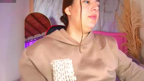 S A R A H  online show from November 29, 2025, 12:19 pm