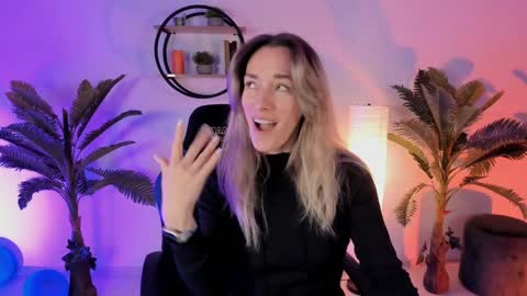 Snapshot of save_the_qween chatting on January 12, 2025, 5:03 am save the qween online show from January 12, 2025, 5:03 am