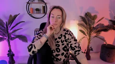 Snapshot of save_the_qween chatting on January 24, 2025, 5:53 am save the qween online show from January 24, 2025, 5:53 am