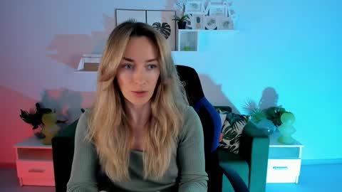 Snapshot of save_the_qween chatting on February 2, 2025, 5:42 am save the qween online show from February 2, 2025, 5:42 am