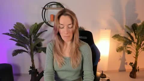 Snapshot of save_the_qween chatting on February 13, 2025, 7:45 am save the qween online show from February 13, 2025, 7:45 am