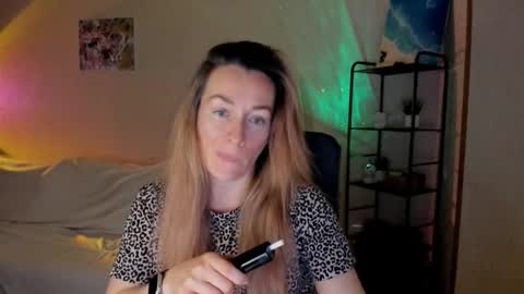 Snapshot of save_the_qween chatting on December 4, 2025, 7:50 am save the qween online show from December 4, 2025, 7:50 am