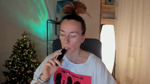 Snapshot of save_the_qween chatting on December 22, 2025, 12:35 pm save the qween online show from December 22, 2025, 12:35 pm