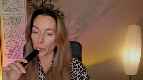 Snapshot of save_the_qween chatting on February 7, 2026, 7:01 am save the qween online show from February 7, 2026, 7:01 am