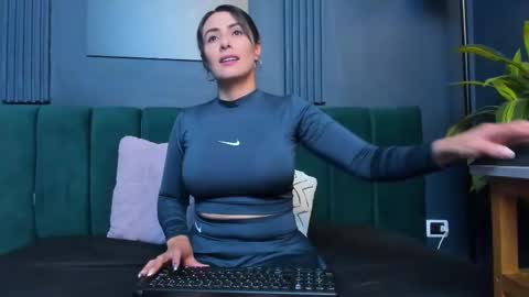 Snapshot of scarlet_edwars chatting on October 14, 2025, 8:20 pm Scarlet Edwars online show from October 14, 2025, 8:20 pm