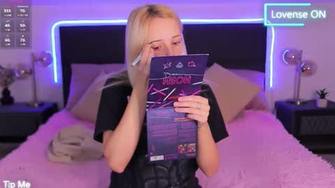 Selena Lily online show from September 19, 2025, 5:53 am