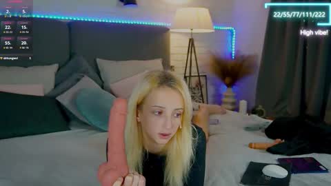 Selena Lily online show from October 9, 2025, 1:09 pm