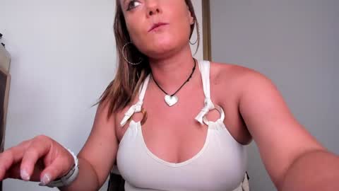 Snapshot of skin_taste chatting on December 2, 2024, 6:54 pm TINNA online show from December 2, 2024, 6:54 pm