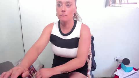 Snapshot of skin_taste chatting on September 11, 2025, 8:31 pm TINNA online show from September 11, 2025, 8:31 pm