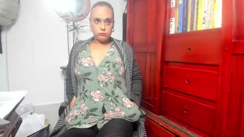 Snapshot of skin_taste chatting on October 21, 2025, 5:46 pm TINNA online show from October 21, 2025, 5:46 pm