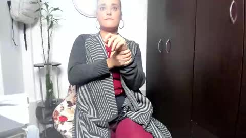 Snapshot of skin_taste chatting on November 6, 2025, 2:07 pm TINNA online show from November 6, 2025, 2:07 pm