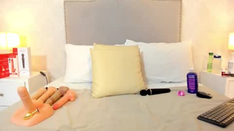 susanthomass online show from February 13, 2026, 8:05 pm