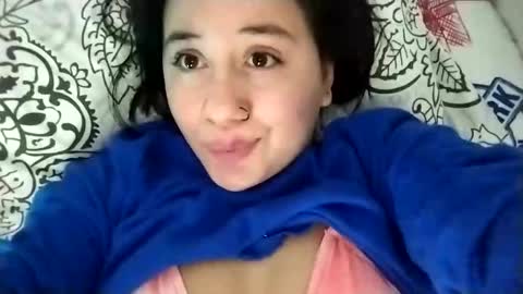 Snapshot of sweetie__annie chatting on February 26, 2025, 5:53 am Ana Mara i cant Make noise My family is here online show from February 26, 2025, 5:53 am