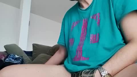 Snapshot of tallboy77eu chatting on December 3, 2025, 12:03 pm Aligator online show from December 3, 2025, 12:03 pm