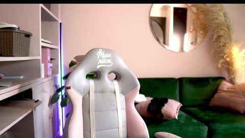 Nathalie Hardy  online show from February 2, 2026, 7:45 pm