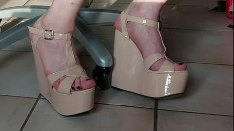 teninchheels online show from December 2, 2024, 1:57 pm