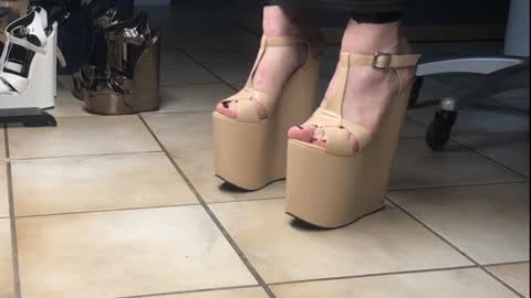 teninchheels online show from December 10, 2024, 2:06 pm