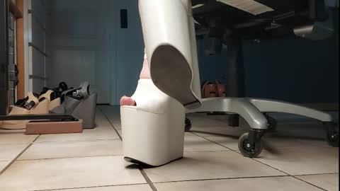 teninchheels online show from September 8, 2025, 6:40 pm