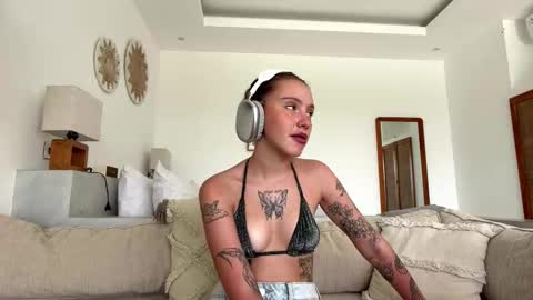 Mia online show from February 8, 2026, 5:11 am