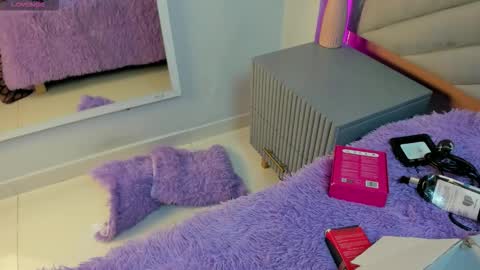 Mia  online show from February 4, 2026, 8:25 pm