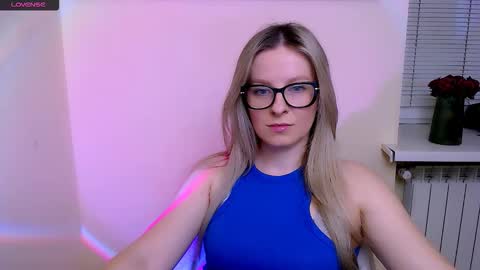 Snapshot of vanillaex_ chatting on February 12, 2026, 8:20 am Mia online show from February 12, 2026, 8:20 am