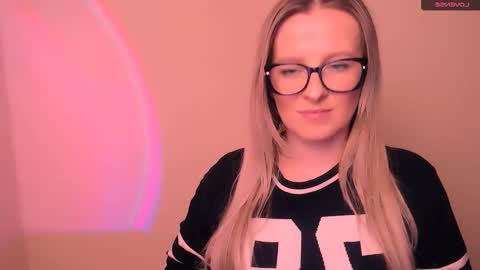 Snapshot of vanillaex_ chatting on February 16, 2026, 5:31 pm Mia online show from February 16, 2026, 5:31 pm