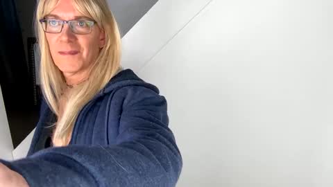 Vivlove online show from January 10, 2025, 7:32 pm