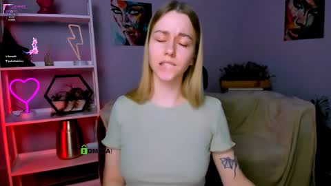 Snapshot of vivienne_sweet chatting on March 4, 2025, 2:27 am Vivi online show from March 4, 2025, 2:27 am